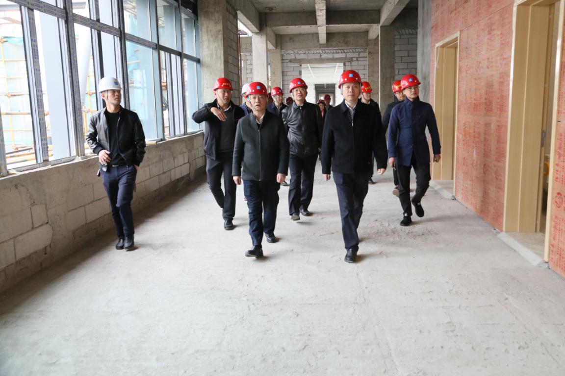 我院領(lǐng)導一行率隊前往濱海院區(qū)視察施工狀況并進行春節(jié)慰問