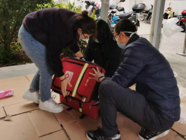 您為人民沖前線  我為你們做保障 —— 記醫(yī)用材料與設備服務中心為馳援武漢隊員準備防護用品