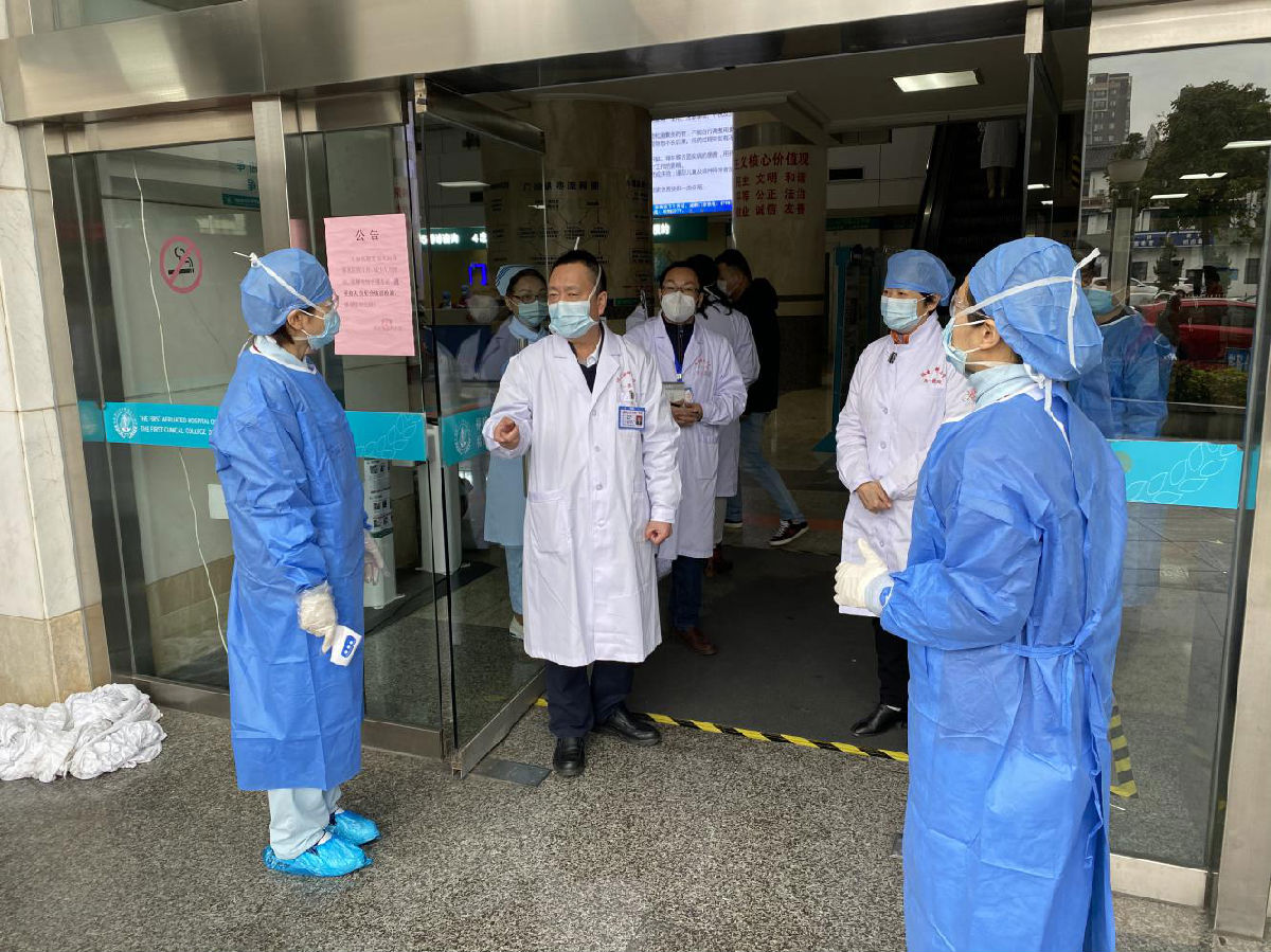 院領導深入臨床一線督導檢查疫情防控工作