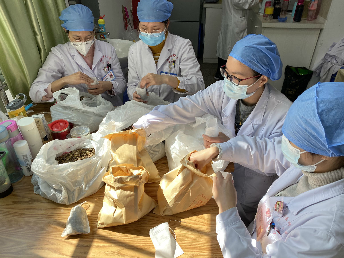抗擊疫情  香囊來助力 —— 藥學部自制“中藥防疫香囊”為抗疫戰士增鎧添甲