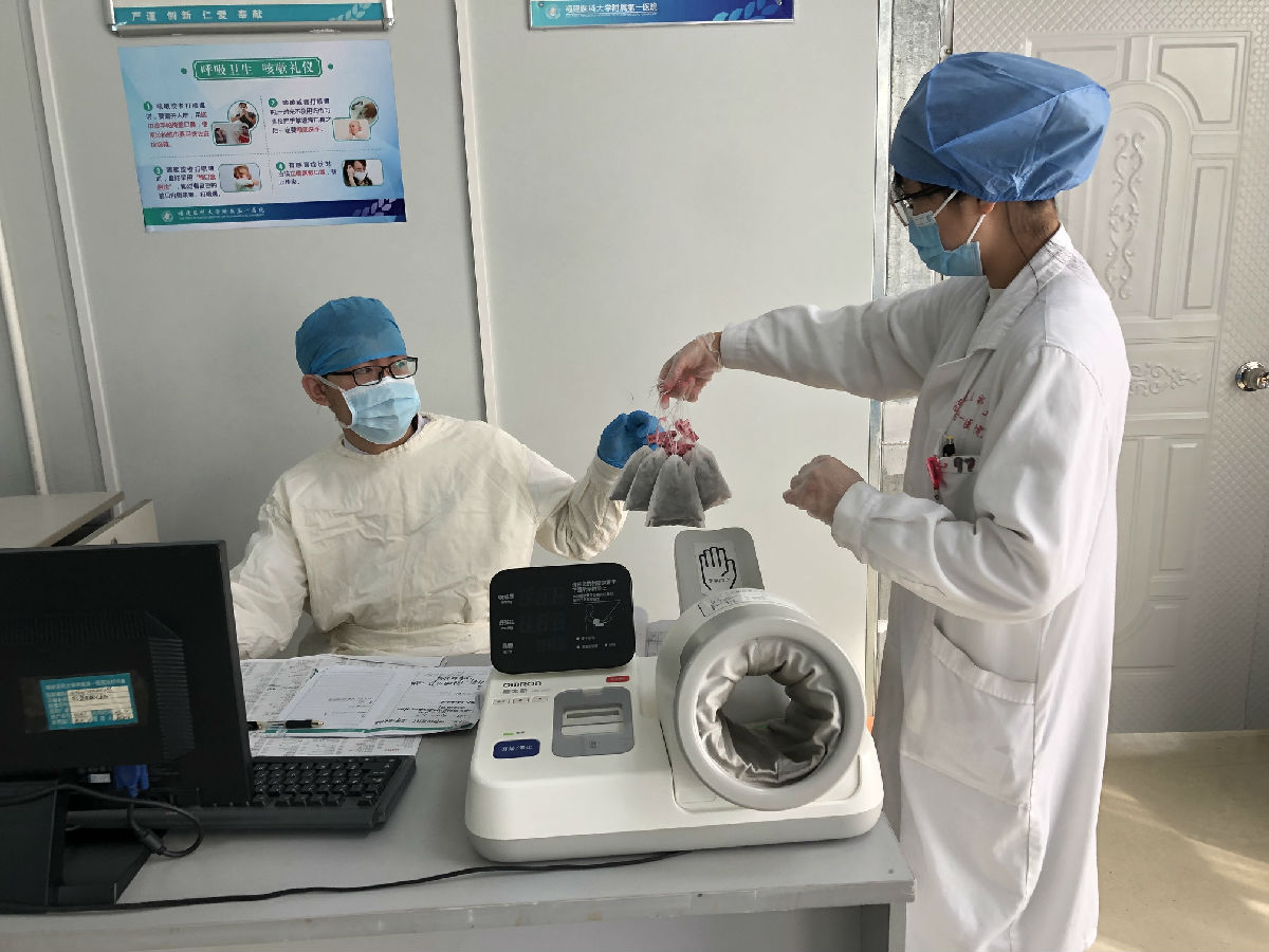 抗擊疫情  香囊來助力 —— 藥學部自制“中藥防疫香囊”為抗疫戰士增鎧添甲