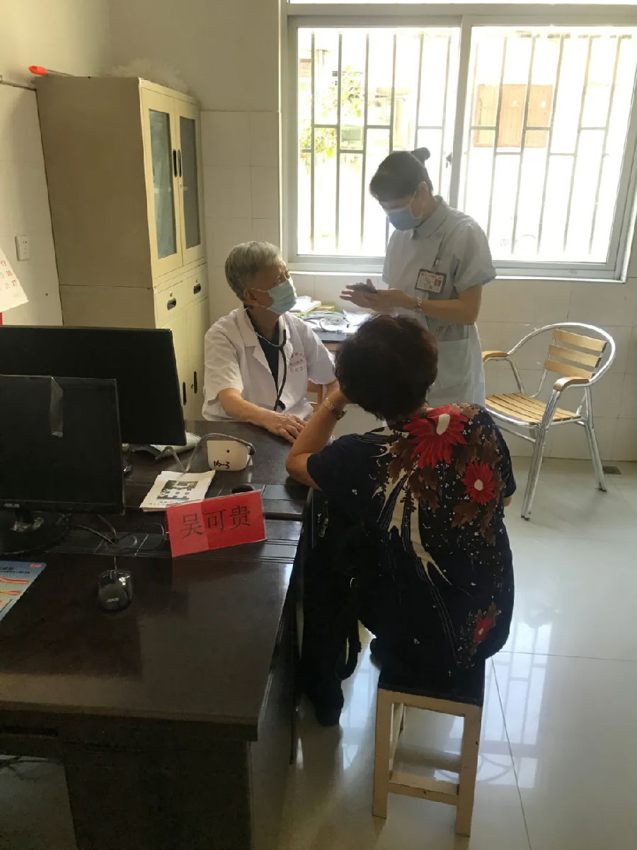 黨員義診送溫暖 革命老村再聚力  ——干部病房支部黨日活動(dòng)記