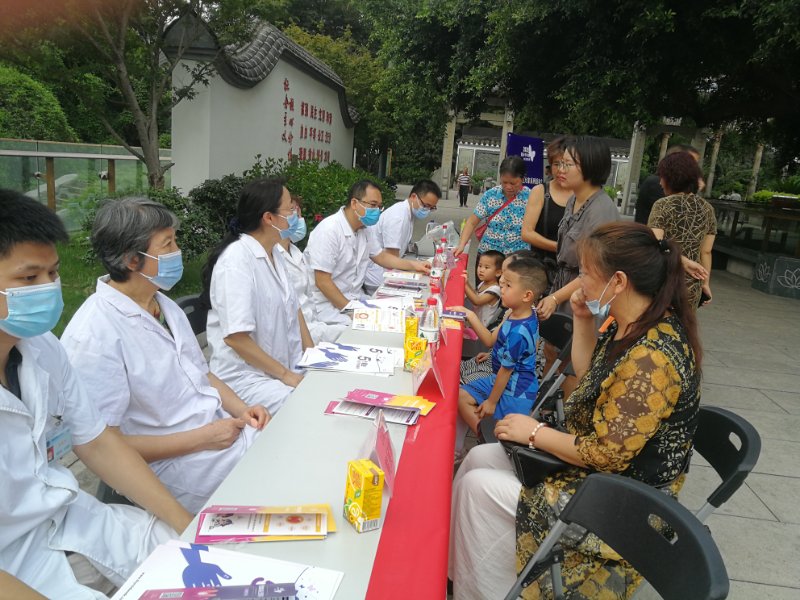 我院核醫學專家團隊開展甲狀腺疾病科普宣傳義診活動