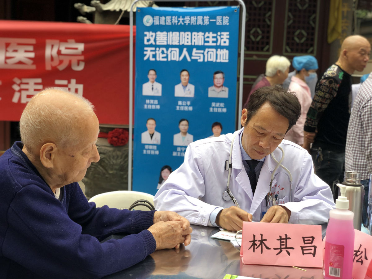 警惕肺部“慢刀子” 我院開展慢阻肺科普宣傳及義診活動