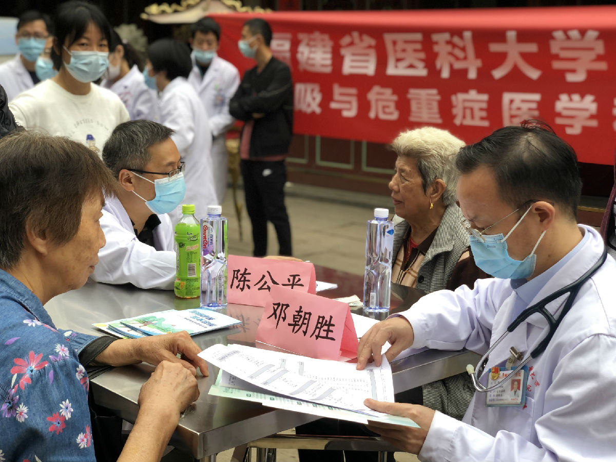警惕肺部“慢刀子” 我院開展慢阻肺科普宣傳及義診活動