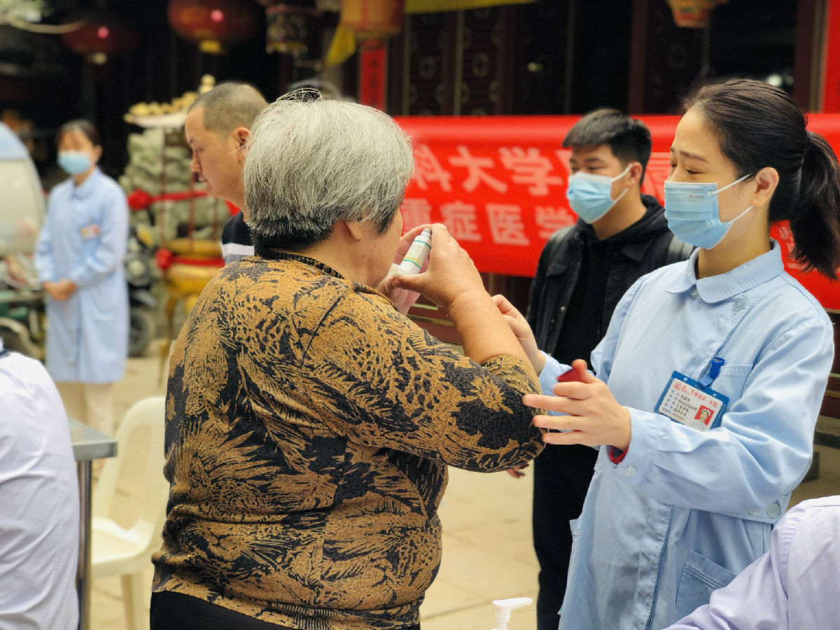 警惕肺部“慢刀子” 我院開展慢阻肺科普宣傳及義診活動