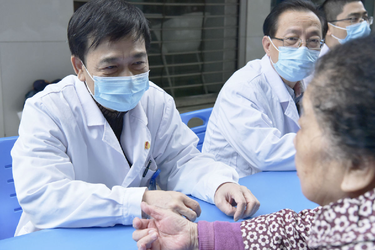 我院胃腸外科黨支部開展進社區義診活動 我院胃腸外科黨支部開展進社區義診活動