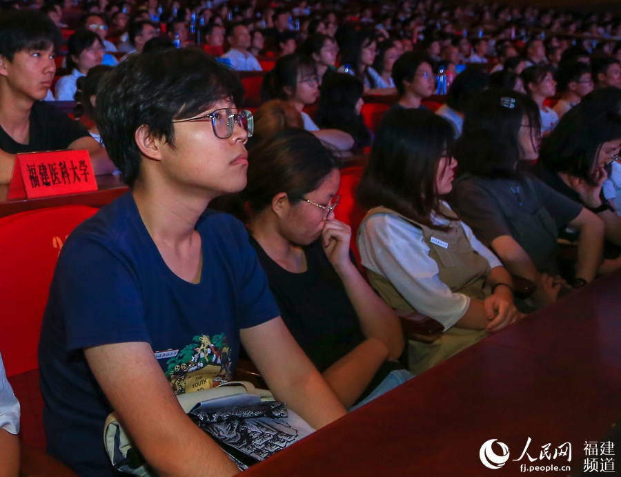 【慕容慎行同志先進事跡巡講系列-福州站】人民網‖福建舉行慕容慎行先進事跡巡回報告會 首場報告1400余人聆聽