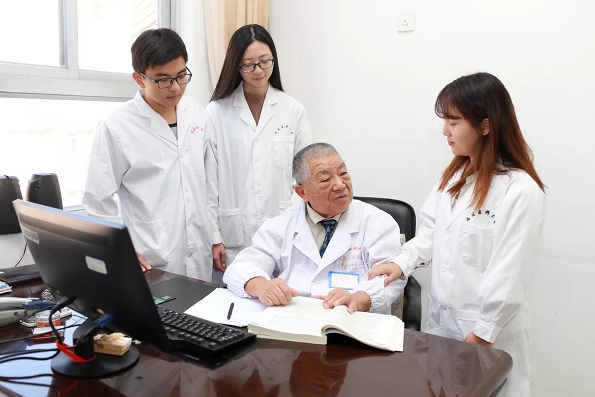 新華網(wǎng)‖慎行一生 盡顯大醫(yī)風(fēng)范