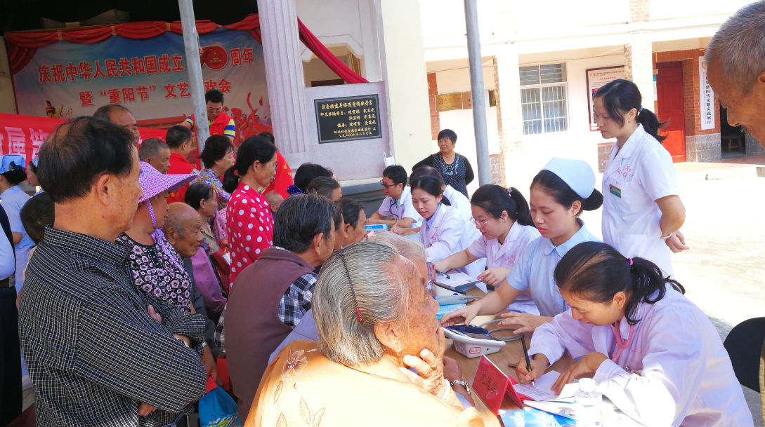 呼吸康復黨支部聯合干部病房黨支部開展“健康中國行，共筑健康夢”義診義教活動