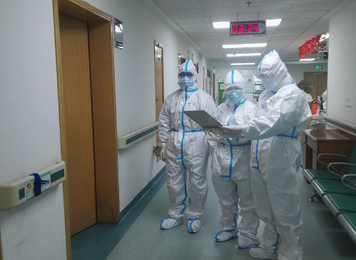 2020年2月1日，福建省首批援鄂醫(yī)療隊(duì)福建醫(yī)大附一醫(yī)院3名隊(duì)員在武漢市中心醫(yī)院后湖院區(qū)進(jìn)行查房，圖為在病房外討論病情的場景