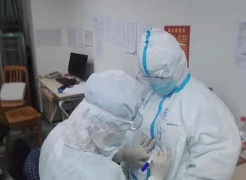 2020年1月30日，福建省首批援鄂醫(yī)療隊(duì)福建醫(yī)大附一醫(yī)院隊(duì)員因?yàn)榇┲雷o(hù)服互相難以辨認(rèn)，為了工作方便，隊(duì)員們互相在對方的防護(hù)服上寫上名字