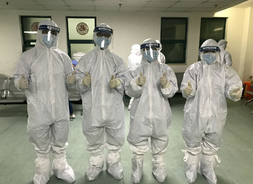 2020年1月29日，福建省首批援鄂醫(yī)療隊(duì)福建醫(yī)大附一醫(yī)院隊(duì)員第一天正式上班前互相在防護(hù)服上寫上對方名字加油鼓勁