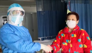 隊員對治愈患者表示祝賀