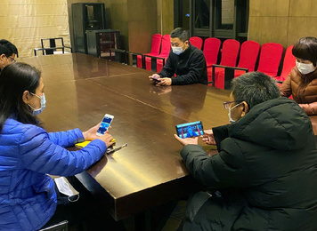 2020年2月27日，援鄂中層干部通過手機(jī)視頻在線參加中層干部會議