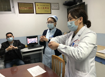 2020年2月，福建醫大附一醫院醫護人員在病房教授患者及護工防疫措施