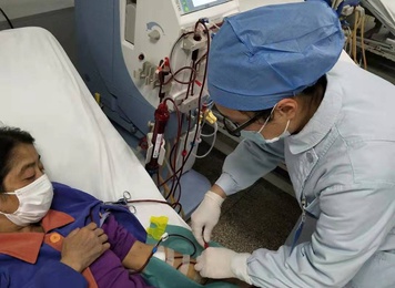 2020年2月，福建醫大附一醫院醫護人員在血透室為患者開展治療工作