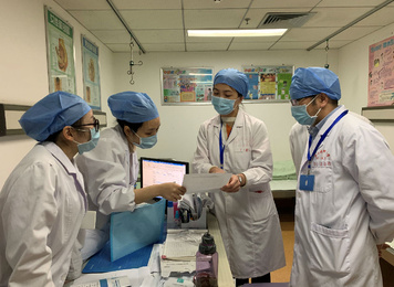 2020年2月，福建醫大附一醫院醫務部工作人員到門診手術室、內鏡中心、婦產科門診手術室、ICU等重點科室督導篩查新冠肺炎篩查防控工作，與一線溝通防控和診療過程中