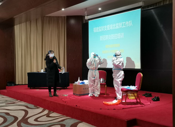 2020年2月，福建醫大附一醫院醫院感染及疾病預防控制處韓秋鳳（左一）、張馨遙（中間）為監獄干警們示范防護服穿脫