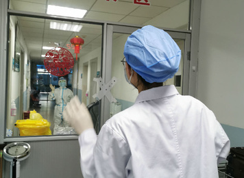 2020年2月4日，工作人員隔著隔離門互相鼓勁