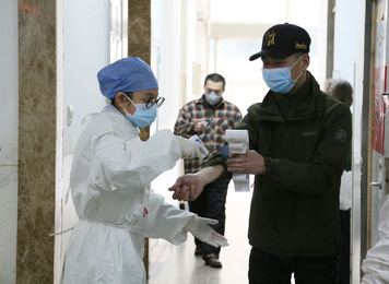 2020年2月7日，福建醫大附一醫院各入口監測體溫，做好防控工作