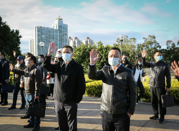 2020年1月27日，院黨委書記林章雅（右）、院長康德智（左）深情告別醫療隊員，等候他們早日平安凱旋