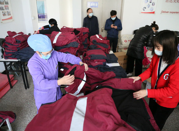 2020年2月10日，后勤部門人員正在緊張有序地為出征隊員整理物資