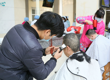 2020年2月10日，為方便開展疫情防治工作，醫療隊員紛紛剪去長發