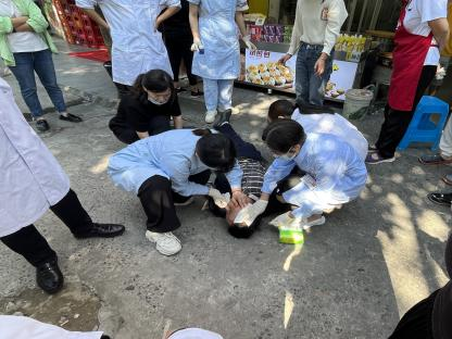 我院感染性疾病科、肝病中心肝內科聯合開展“‘醫心為民’進社區 健康服務零距離”義診活動