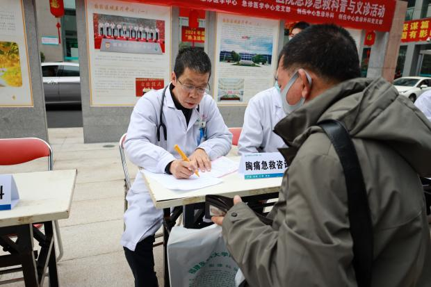 我院急診醫學中心開展“1.20國家急救日”急診急救科普與義診活動