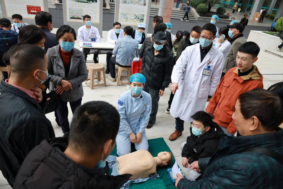 我院急診醫學中心開展“1.20國家急救日”急診急救科普與義診活動