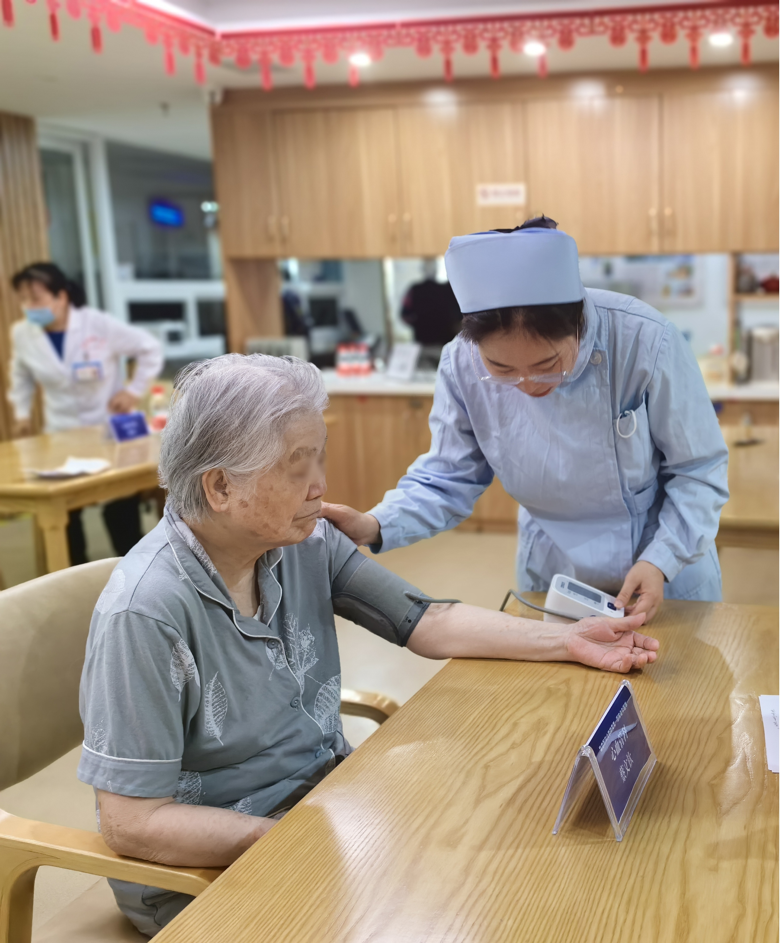 濃濃敬老情 溫暖夕陽心——我院全科綜合黨支部、老年醫學科攜福建省老年專科護士班學員愛心義診進社區