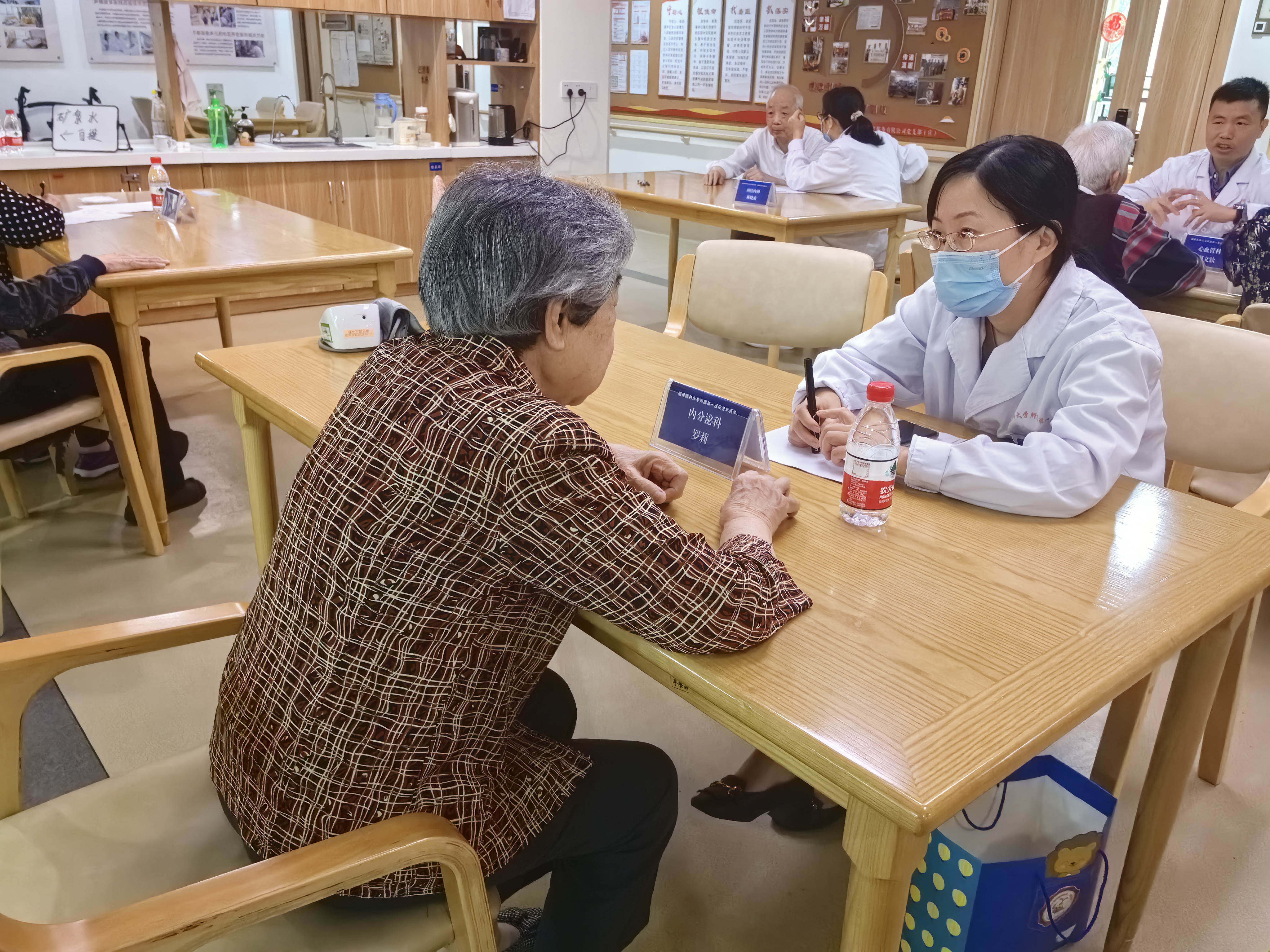 濃濃敬老情 溫暖夕陽心——我院全科綜合黨支部、老年醫學科攜福建省老年專科護士班學員愛心義診進社區