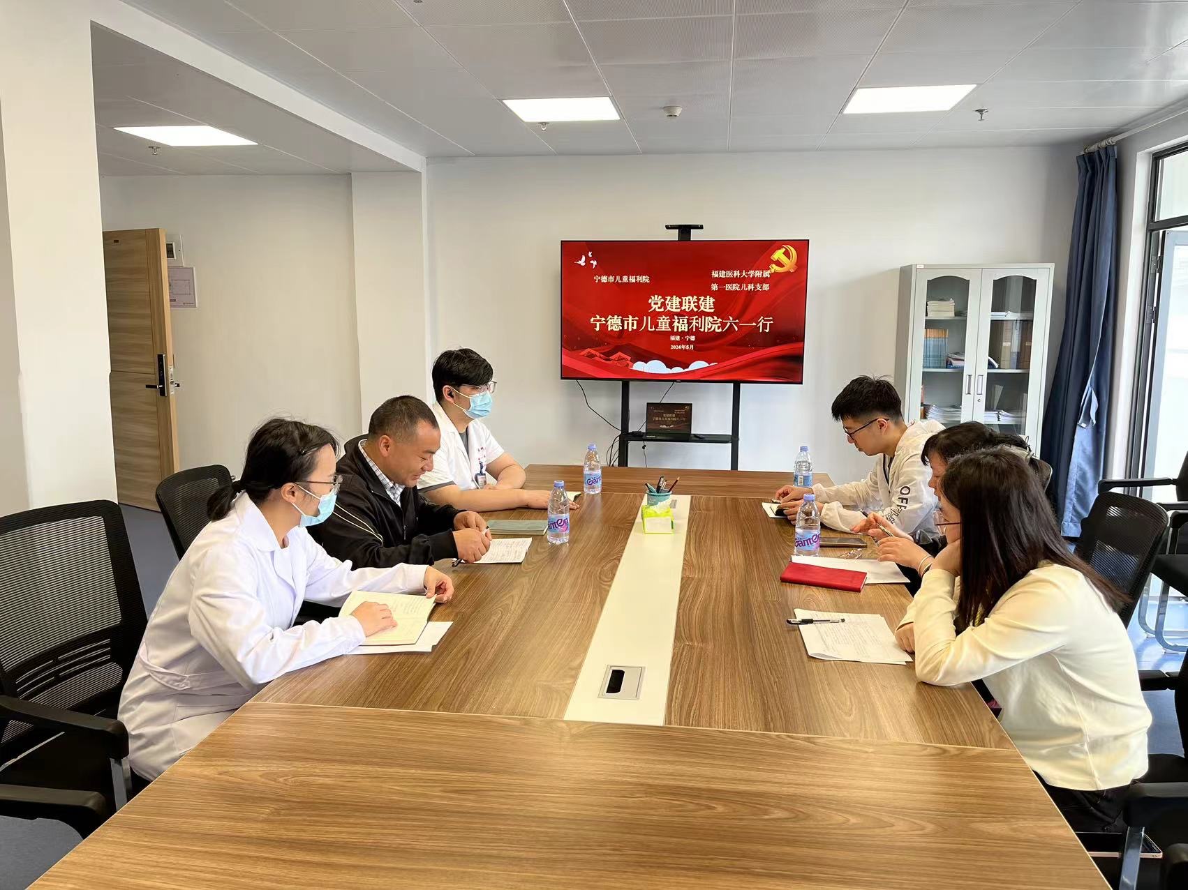 攜手共建 醫(yī)心護童 ——我院兒科黨支部開展六一愛心行活動