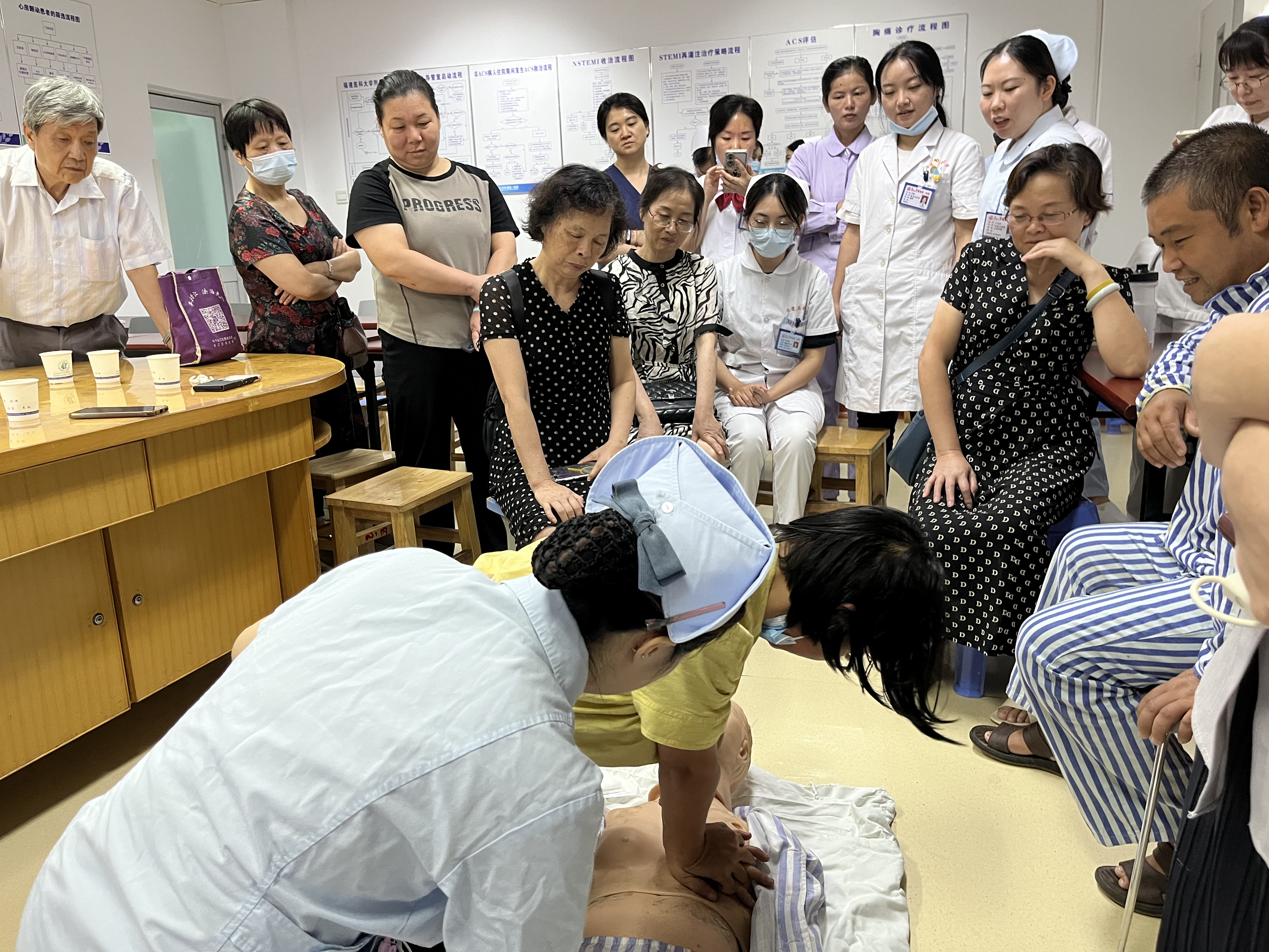 我院心內(nèi)科舉辦新一期“支架人生康復(fù)沙龍及心肺復(fù)蘇培訓(xùn)活動”