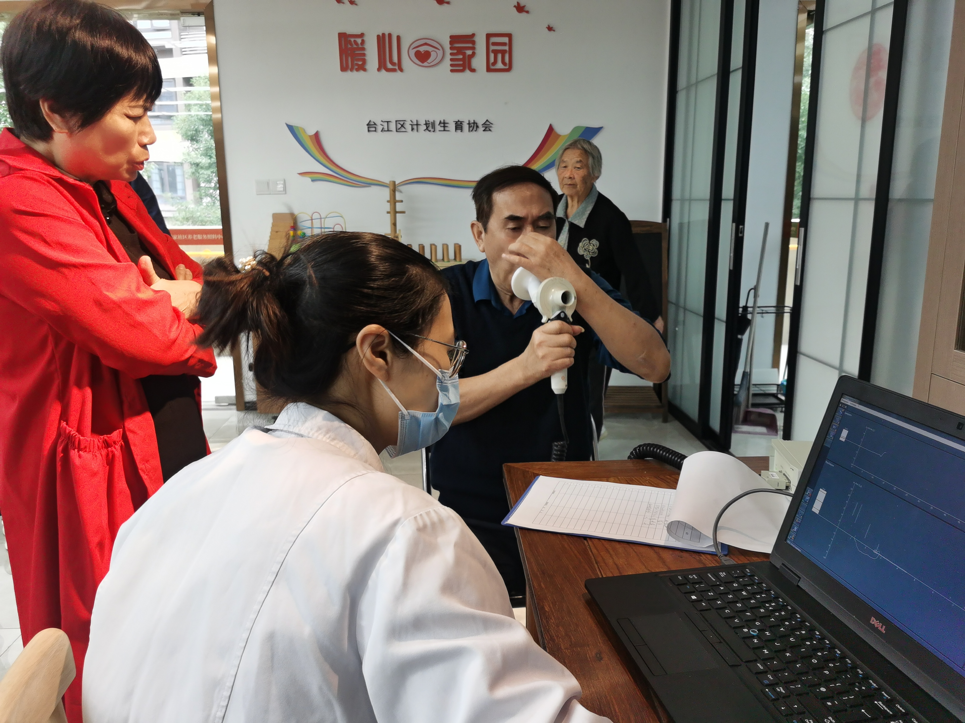 我院舉辦世界慢阻肺日科普活動及義診活動