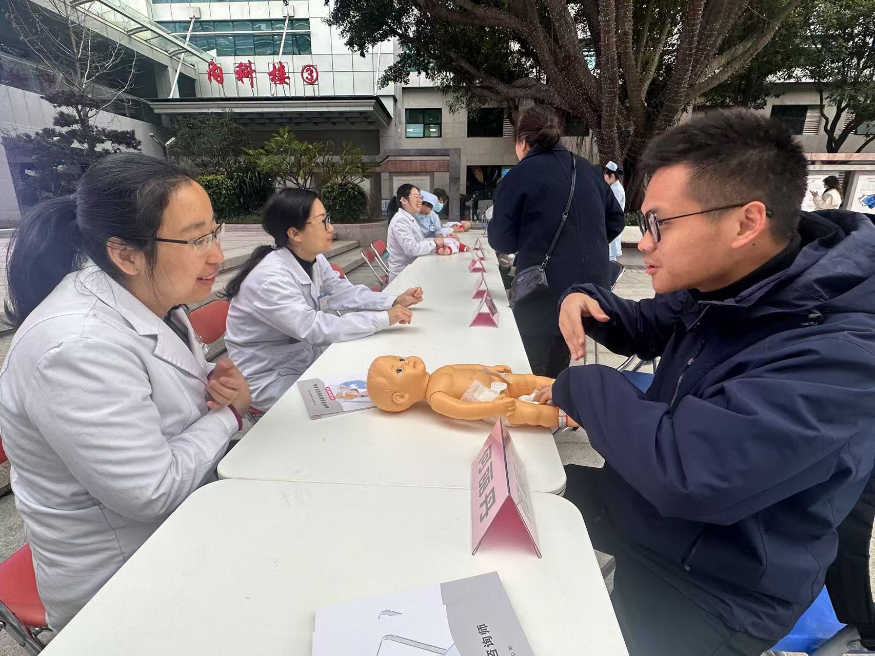 守住“她”健康 “孕育”新希望 ——我院婦產科與新生兒科舉辦“三八婦女節”健康義診活動