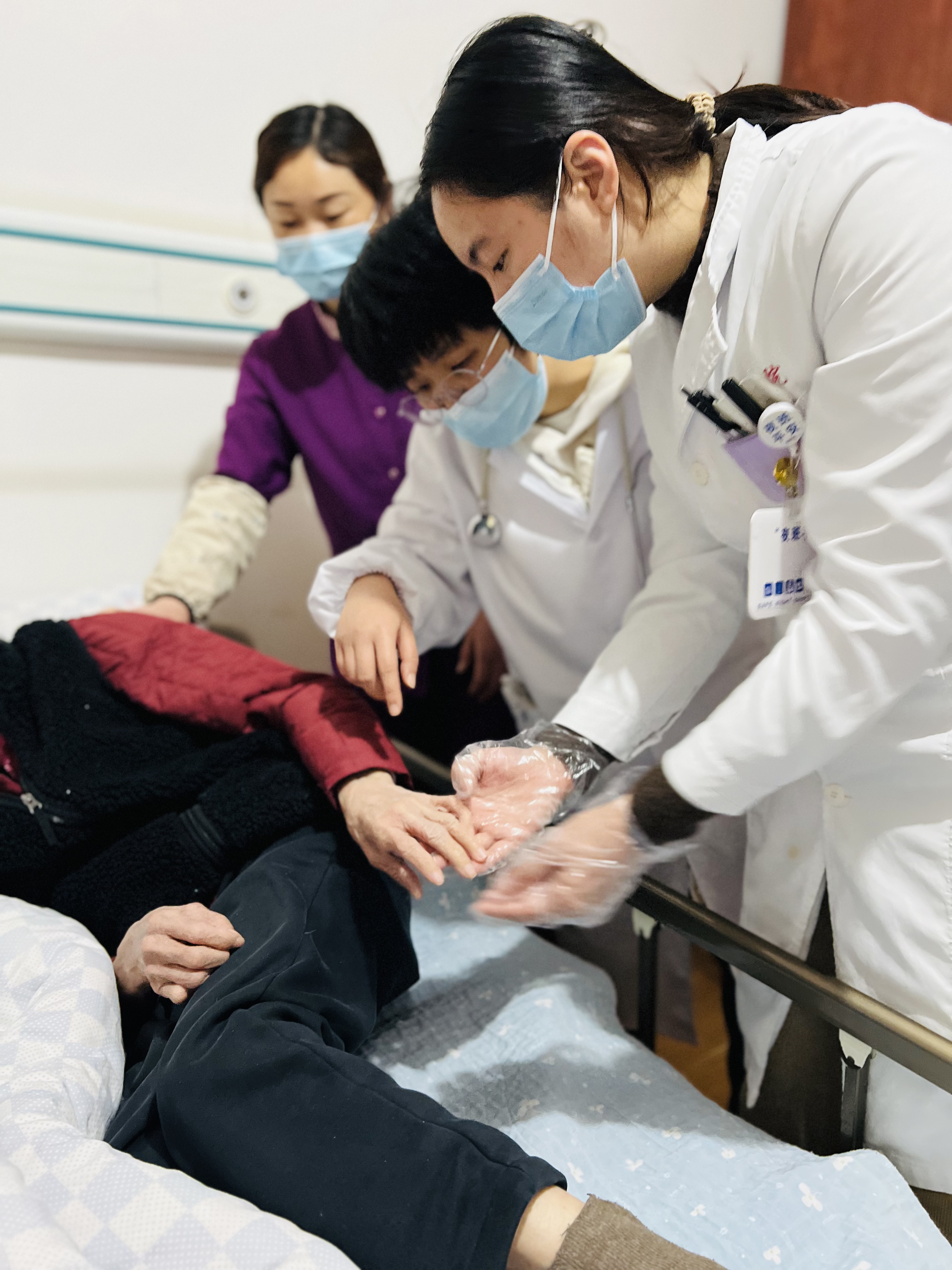 有福之州老有所醫 溫情附一健康助力 ——我院與福州市社會福利院聯合開展學雷鋒護理科技志愿服務活動